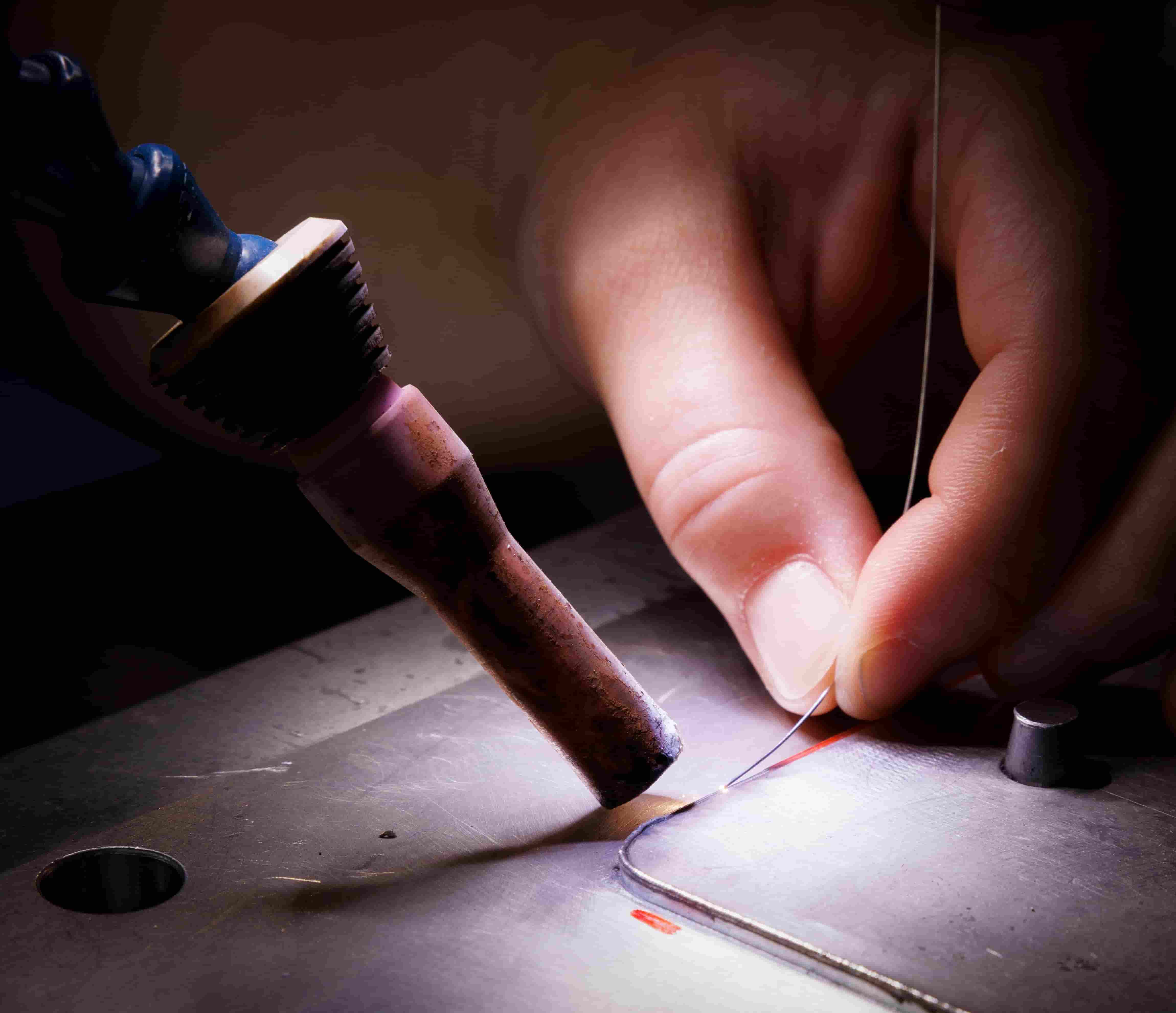 Gros plan sur une soudure laser de précision